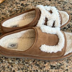 Ugg’s slippers size 8 1/2 barely used.